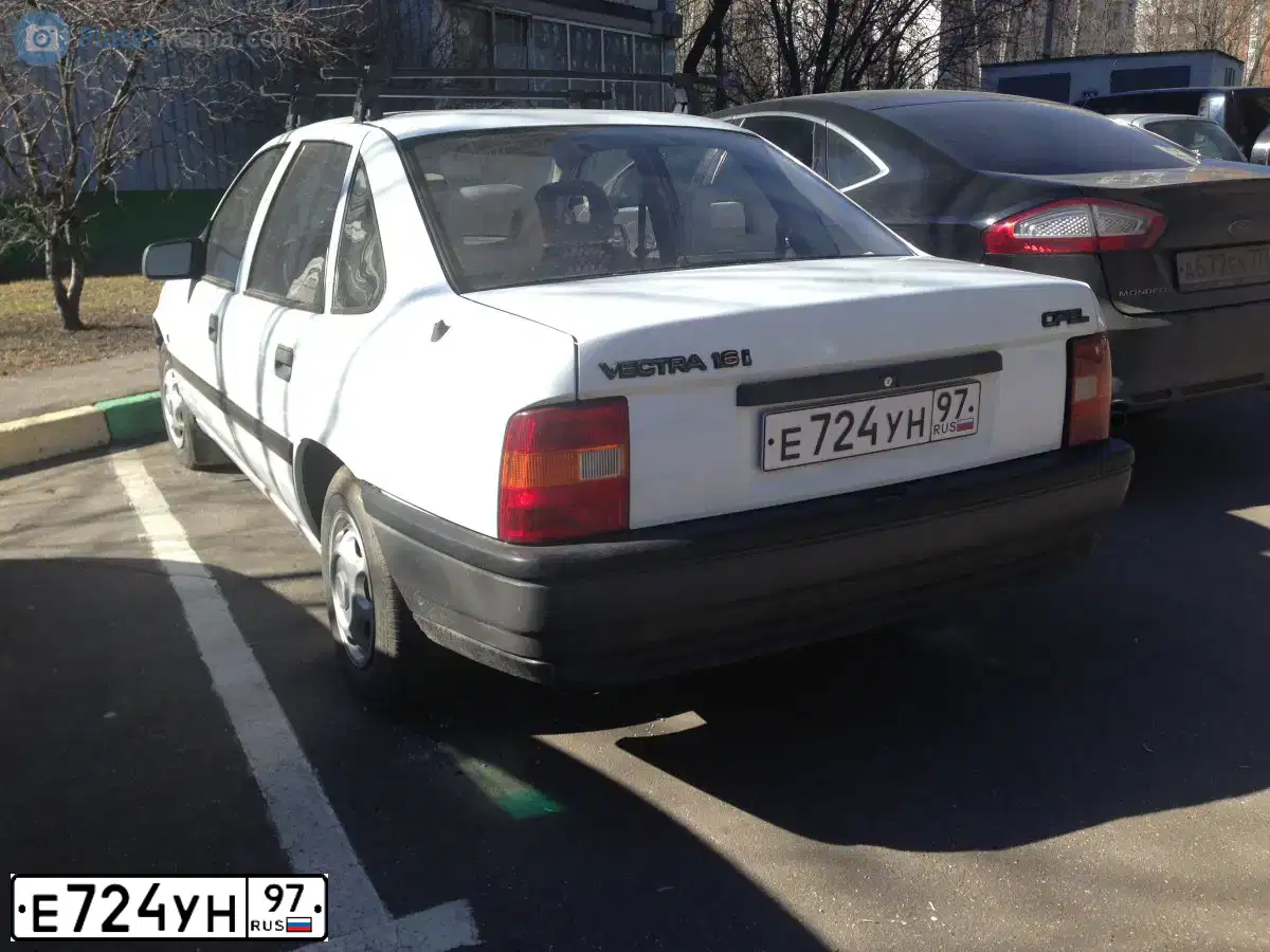 Фото автомобиля OPEL VECTRA, 1990 — госномер Е724УН97. Цвет: БЕЛЫЙ
