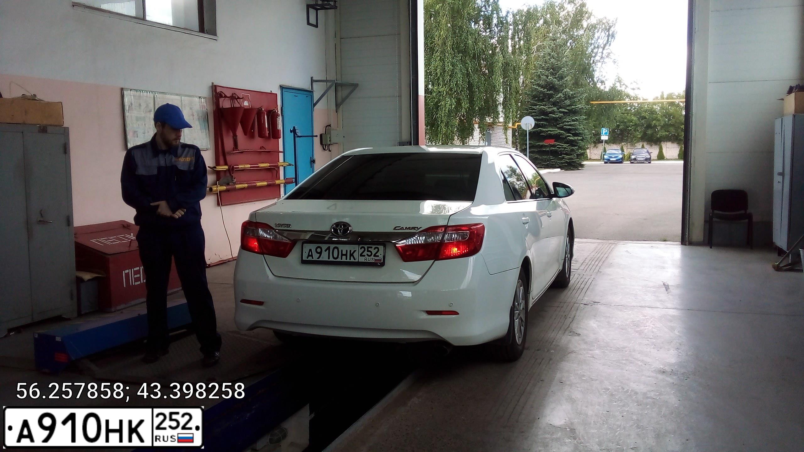 Фото автомобиля TOYOTA CAMRY, 2014 — госномер А910НК252. Цвет: Белый