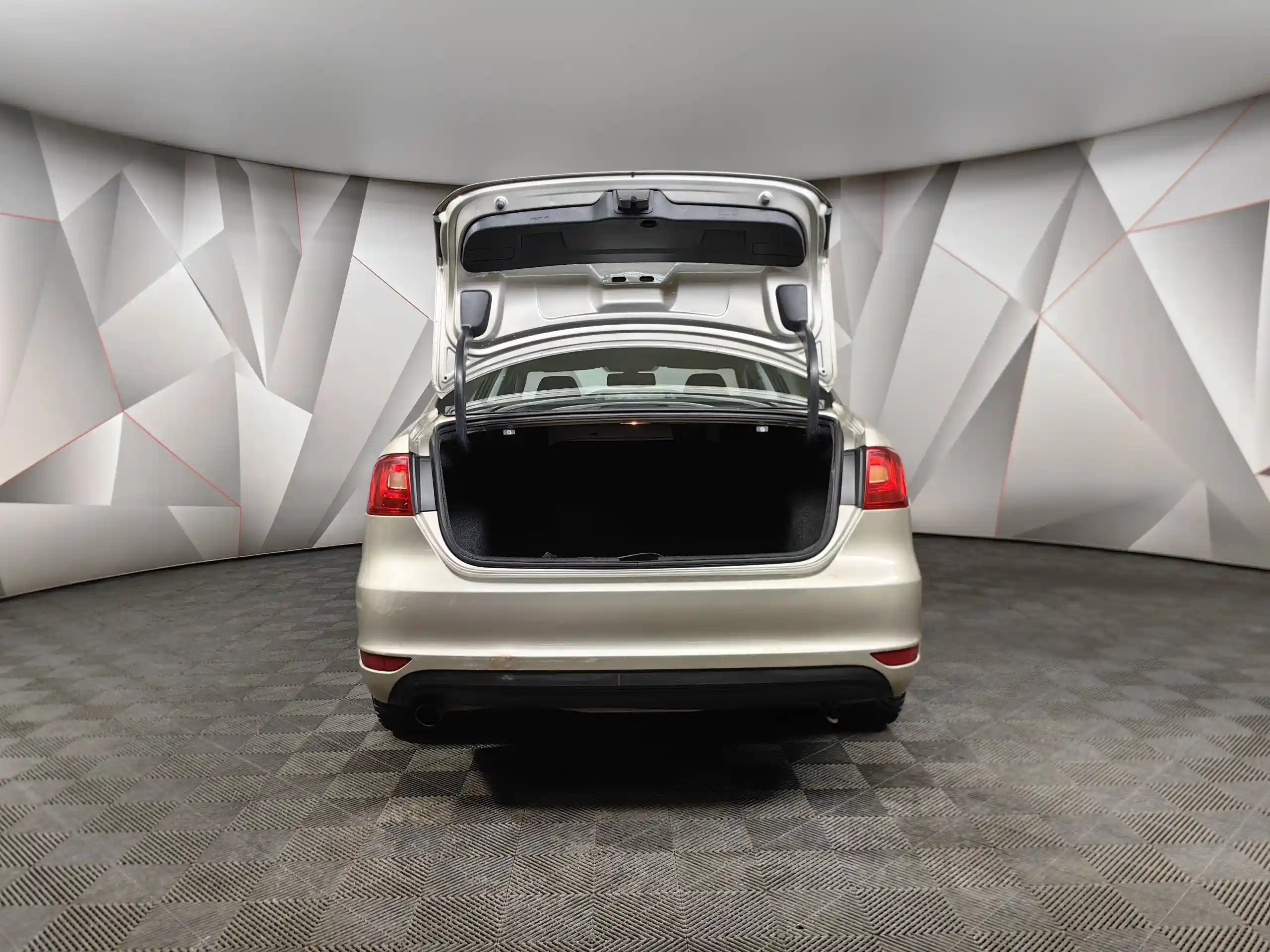 Фото автомобиля VOLKSWAGEN JETTA, 2012 — госномер Р117ХА190. Цвет: ЖЕЛТЫЙ