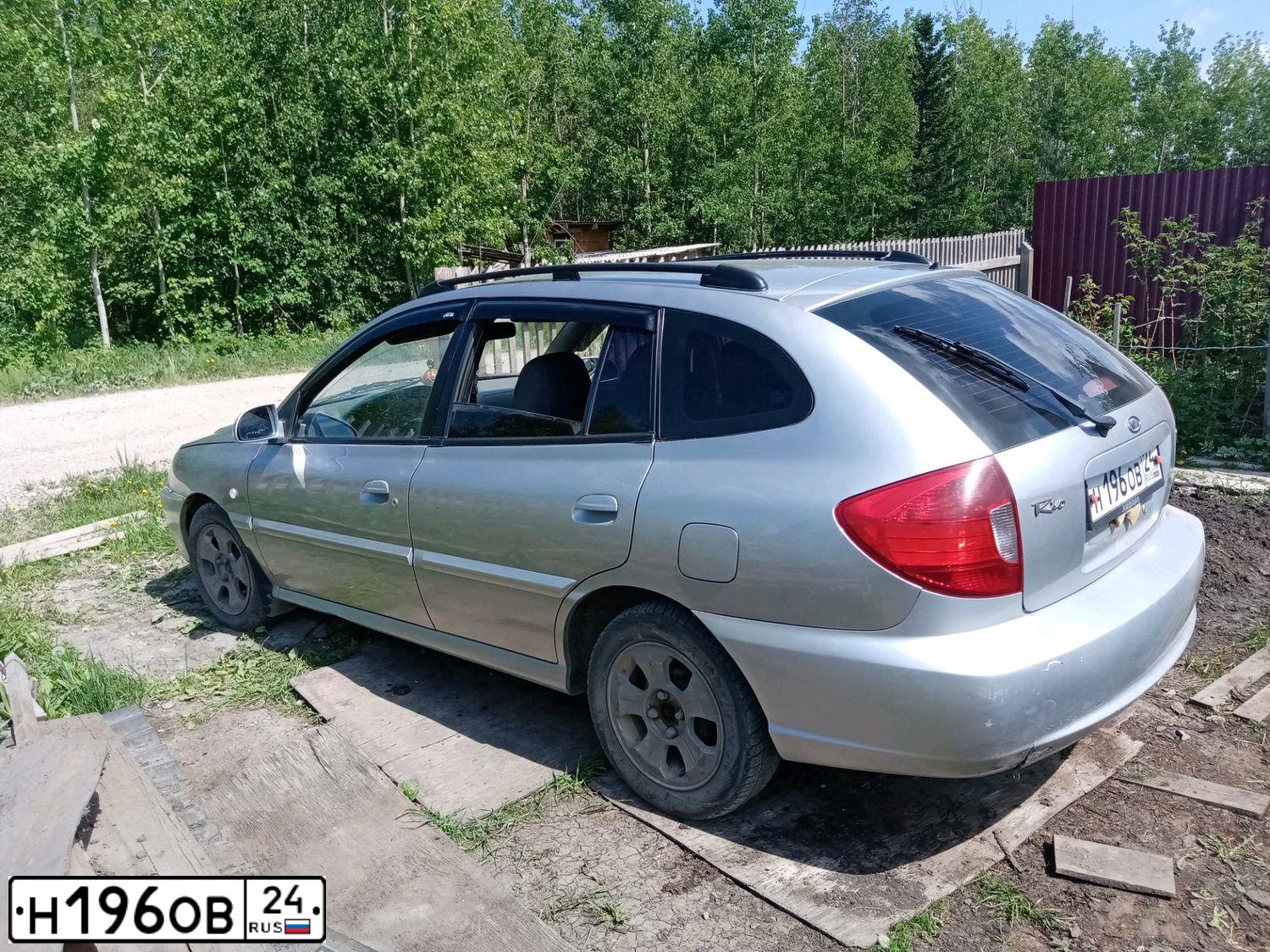 Фото автомобиля KIA RIO, 2004 — госномер Н196ОВ124. Цвет: СЕРЕБРИСТЫЙ
