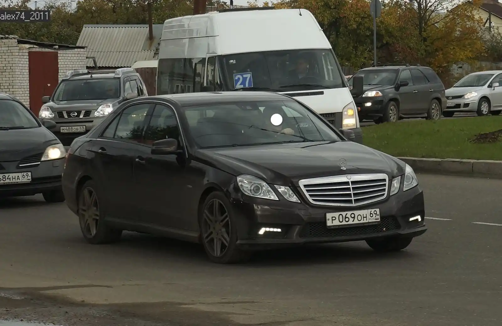 Фото автомобиля MERCEDES E-KLASSE, 2010 — госномер Р069ОН69. Цвет: КРАСНО-КОРИЧНЕВЫЙ