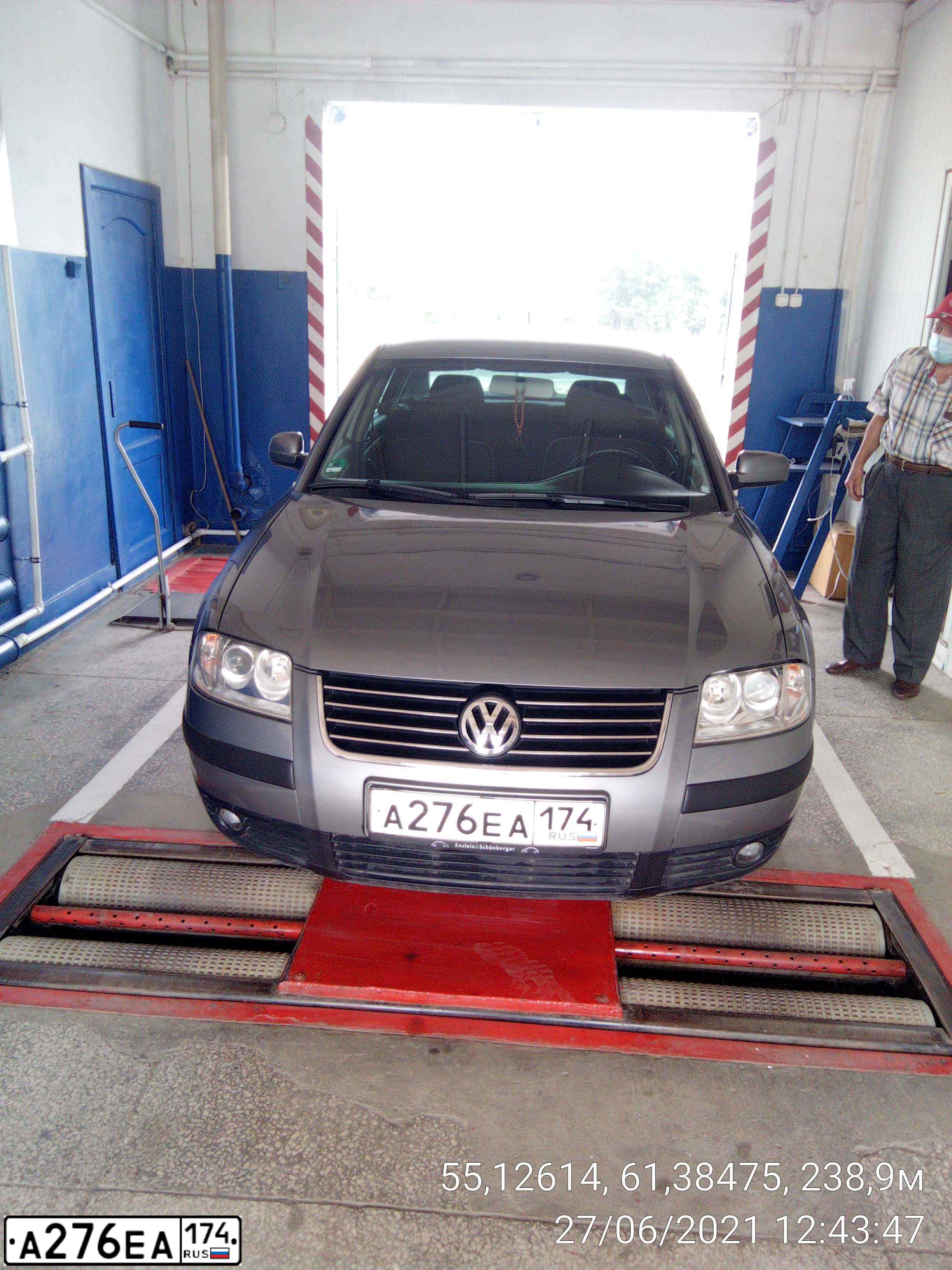 Фото автомобиля VOLKSWAGEN PASSAT, 2002 — госномер В147ТМ702. Цвет: БЕЛЫЙ (СЕРЫЙ)