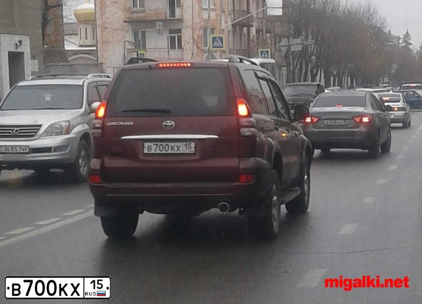 Фото автомобиля TOYOTA LANDCRUISER, 2008 — госномер М300АХ31. Цвет: ТЕМНО-КРАСНЫЙ