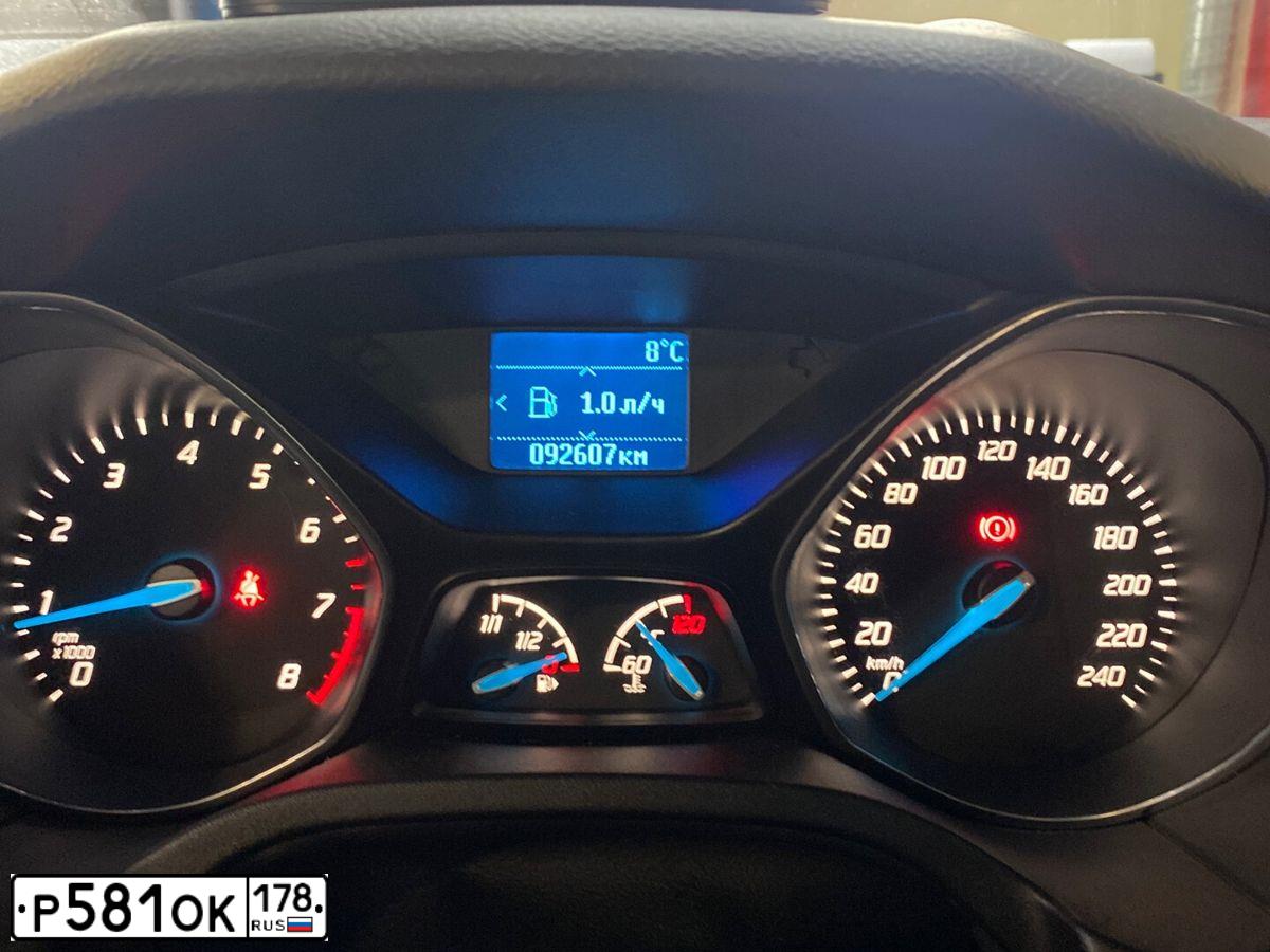Фото автомобиля FORD FOCUS, 2014 — госномер Р581ОК178. Цвет: синий