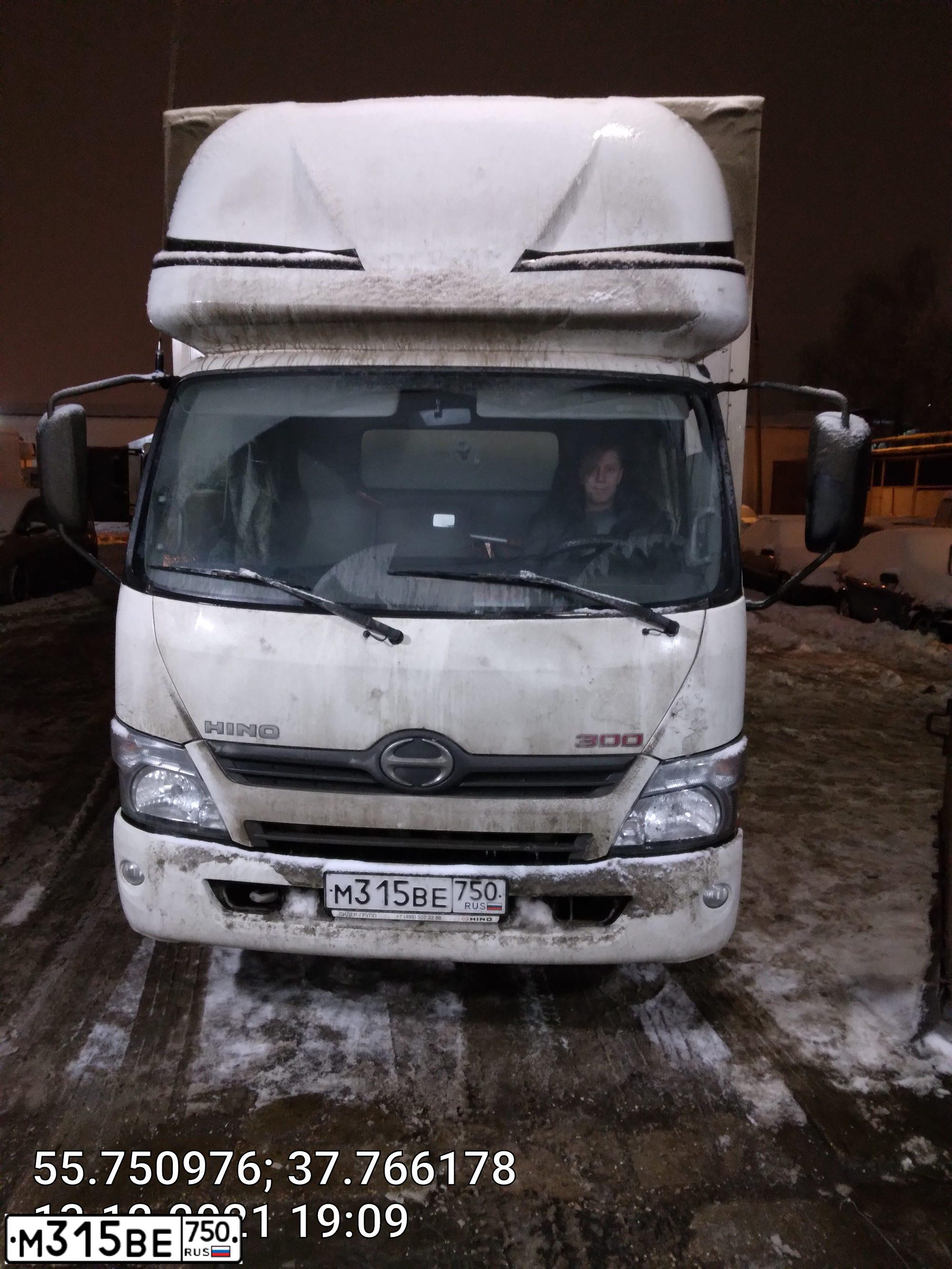 Фото автомобиля HINO 300-SERIE, 2015 — госномер Р975ЕН40. Цвет: Белый