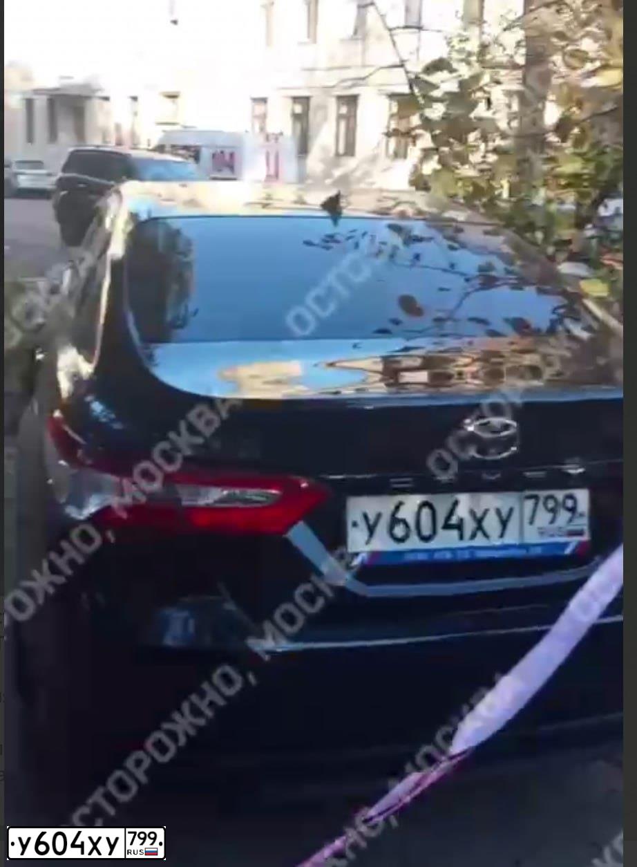 Фото автомобиля TOYOTA CAMRY, 2021 — госномер У604ХУ799. Цвет: ЧЕРНЫЙ