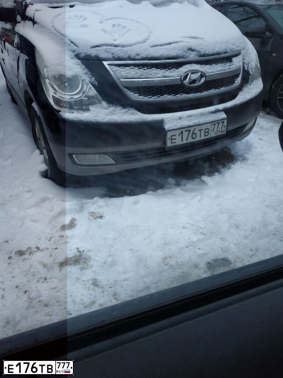 Фото автомобиля HYUNDAI GRAND STAREX, 2015 — госномер Е176ТВ777. Цвет: ЧЕРНЫЙ