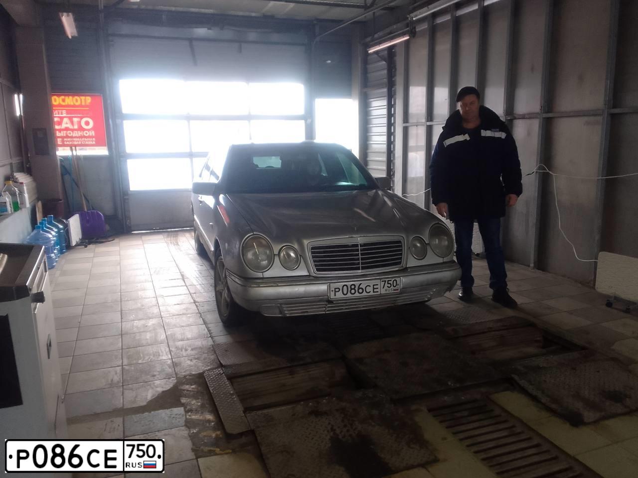 Фото автомобиля MERCEDES E-KLASSE, 1998 — госномер О450ЕВ150. Цвет: БЕЛЫЙ СЕРЕБРИСТЫЙ