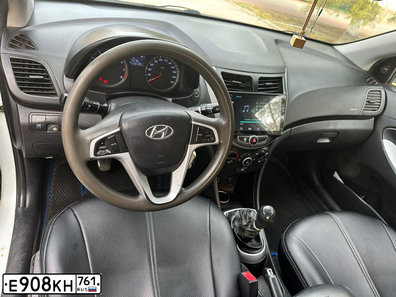 Фото автомобиля HYUNDAI SOLARIS, 2013 — госномер Е908КН761. Цвет: Белый