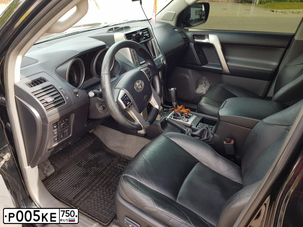 Фото автомобиля TOYOTA LANDCRUISER, 2011 — госномер Р005КЕ750. Цвет: ЧЕРНЫЙ