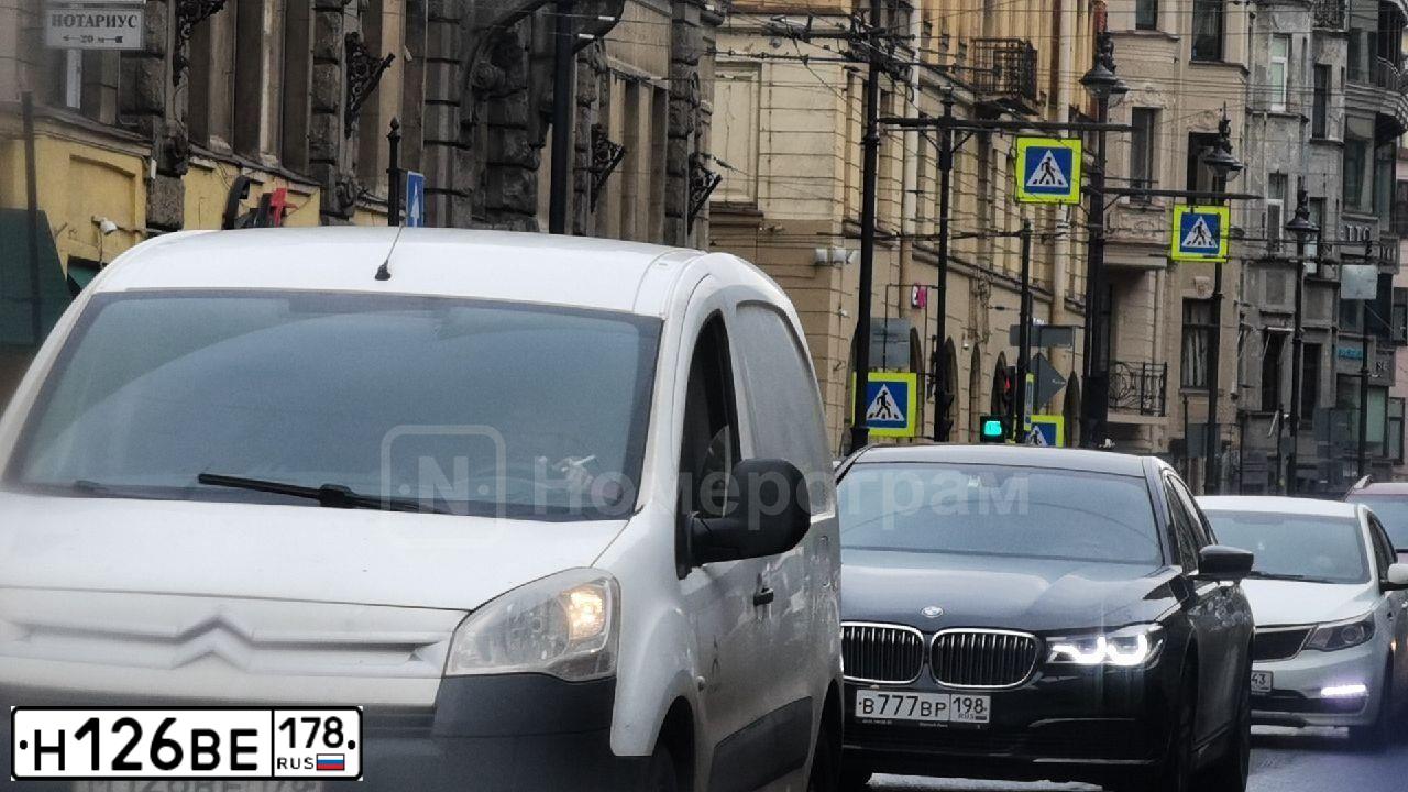 Фото автомобиля OPEL ASTRA, 2007 — госномер Н126ВЕ178. Цвет: Красный