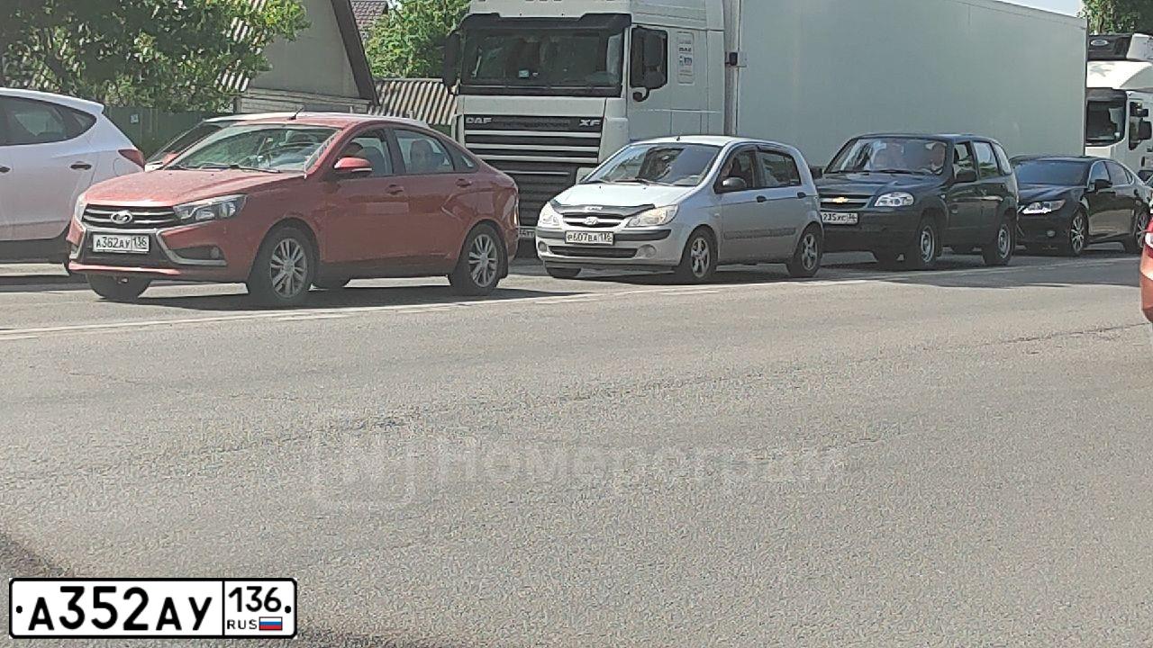 Фото автомобиля VOLKSWAGEN TOUAREG, 2006 — госномер А352АУ136. Цвет: ЧЕРНЫЙ