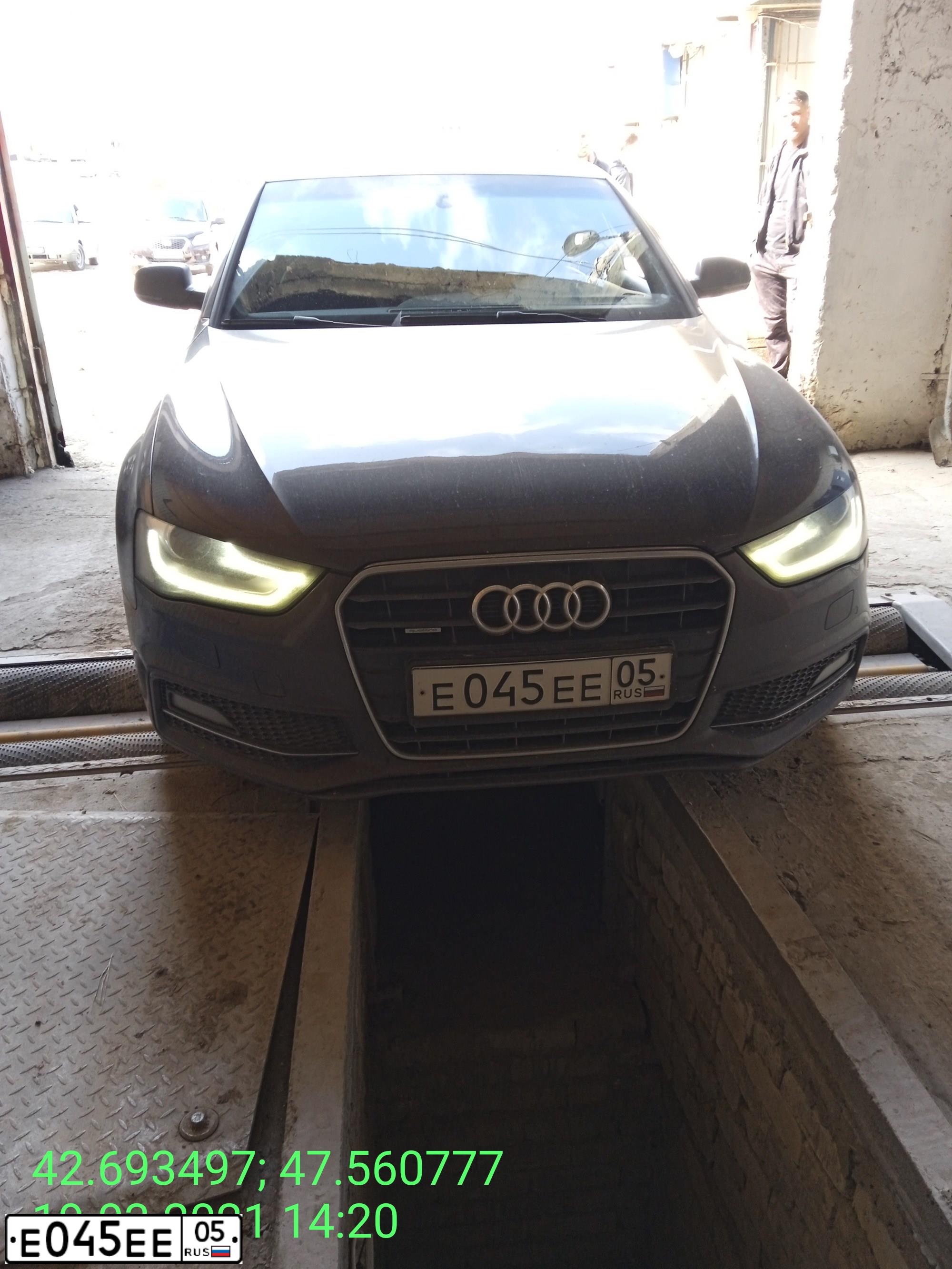 Фото автомобиля AUDI A4, 2012 — госномер Е045ЕЕ05. Цвет: ЧЕРНЫЙ