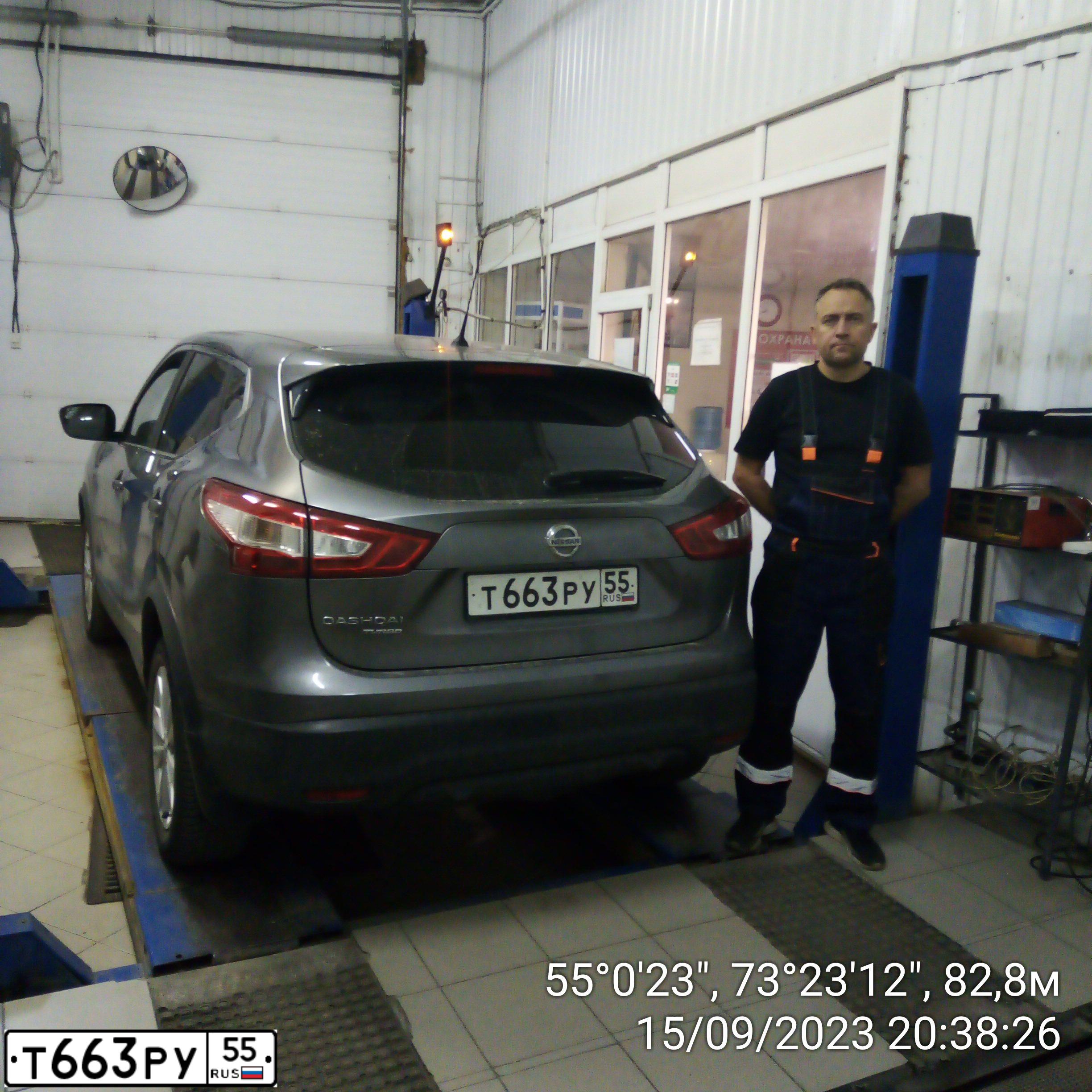 Фото автомобиля NISSAN QASHQAI, 2015 — госномер Х703УК55. Цвет: СЕРЫЙ