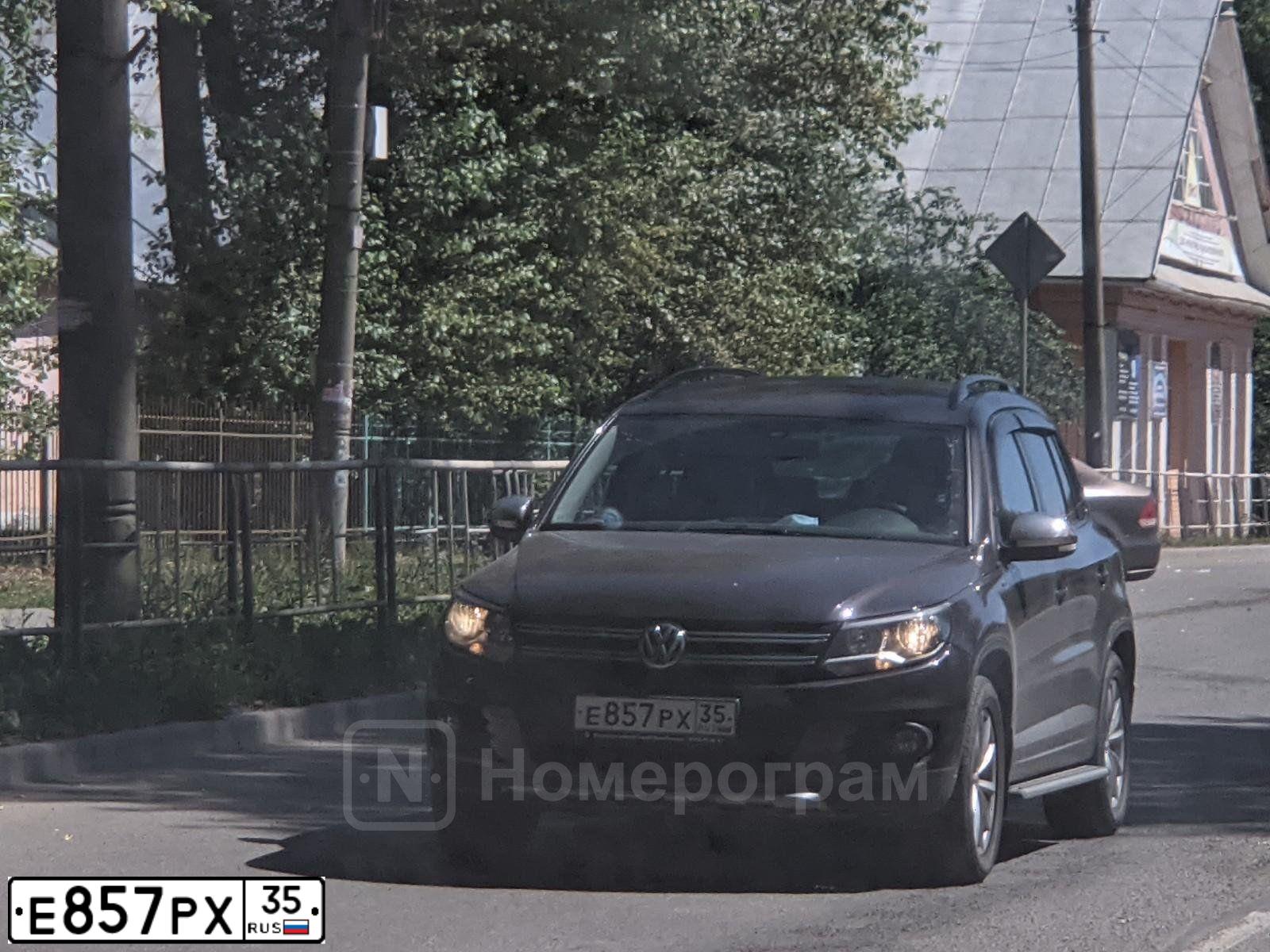 Фото автомобиля VOLKSWAGEN TIGUAN, 2015 — госномер Е857РХ35. Цвет: ТЕМНО-СЕРЫЙ