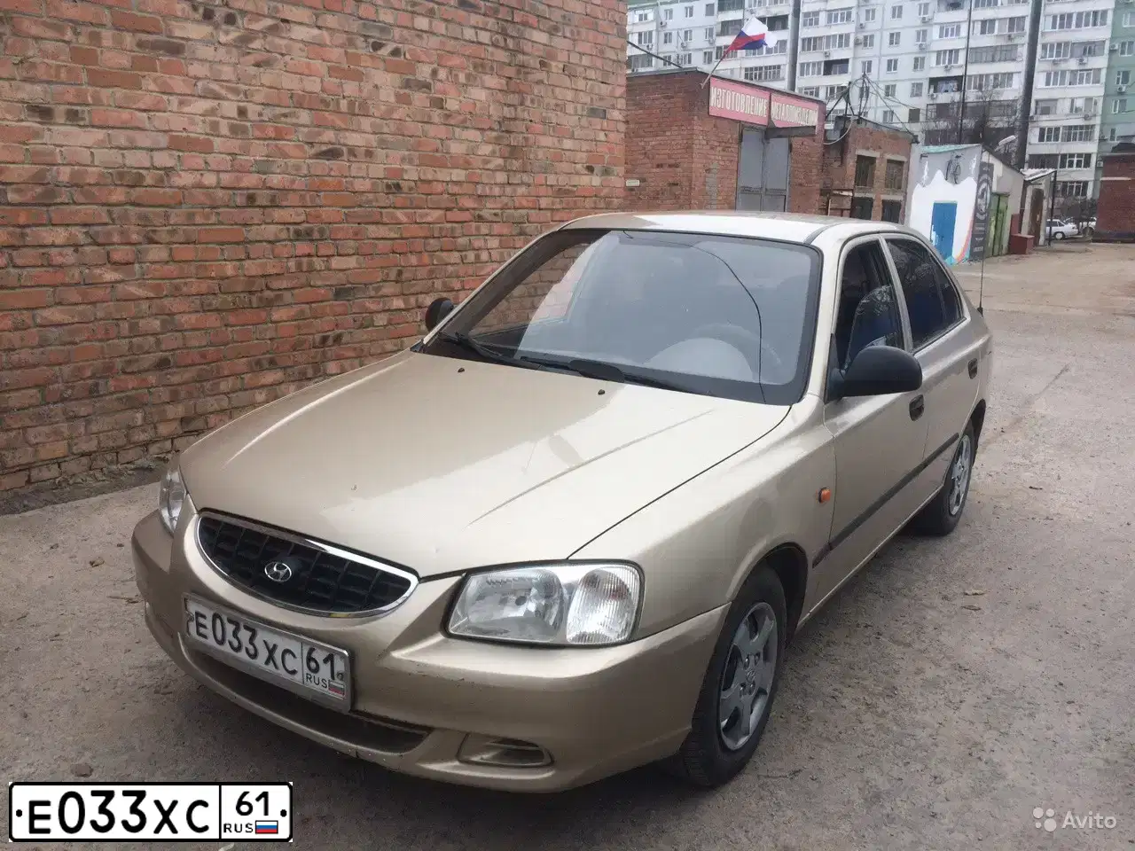 Фото автомобиля TAGAZ ACCENT, 2006 — госномер Е033ХС61. Цвет: БЕЖЕВЫЙ