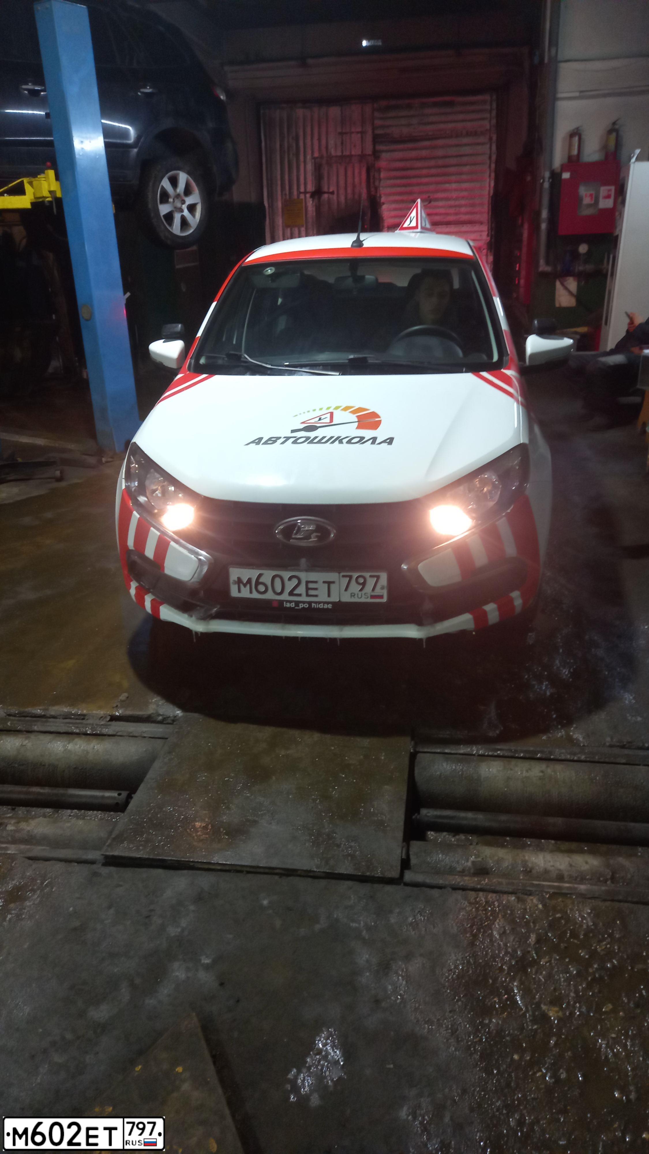 Фото автомобиля LADA GRANTA, 2021 — госномер Е958СЕ790. Цвет: БЕЛО-ЧЕРНЫЙ
