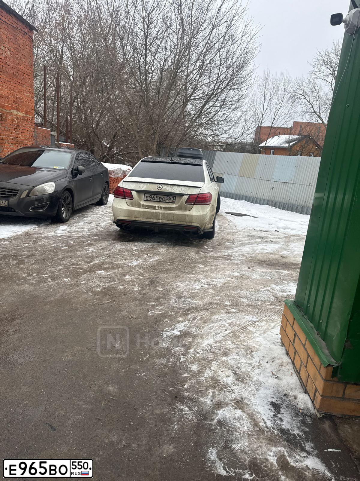 Фото автомобиля MERCEDES E-KLASSE, 2012 — госномер А383ВТ550. Цвет: Белый