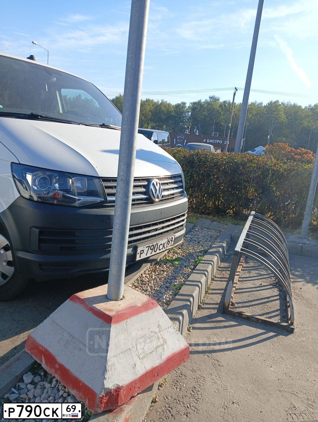 Фото автомобиля VOLKSWAGEN CARAVELLE, 2017 — госномер Р790СК69. Цвет: БЕЛЫЙ