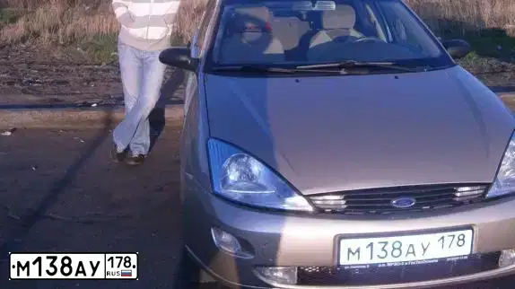 Фото автомобиля FORD FOCUS, 2001 — госномер М138АУ178. Цвет: ЗОЛОТИСТЫЙ