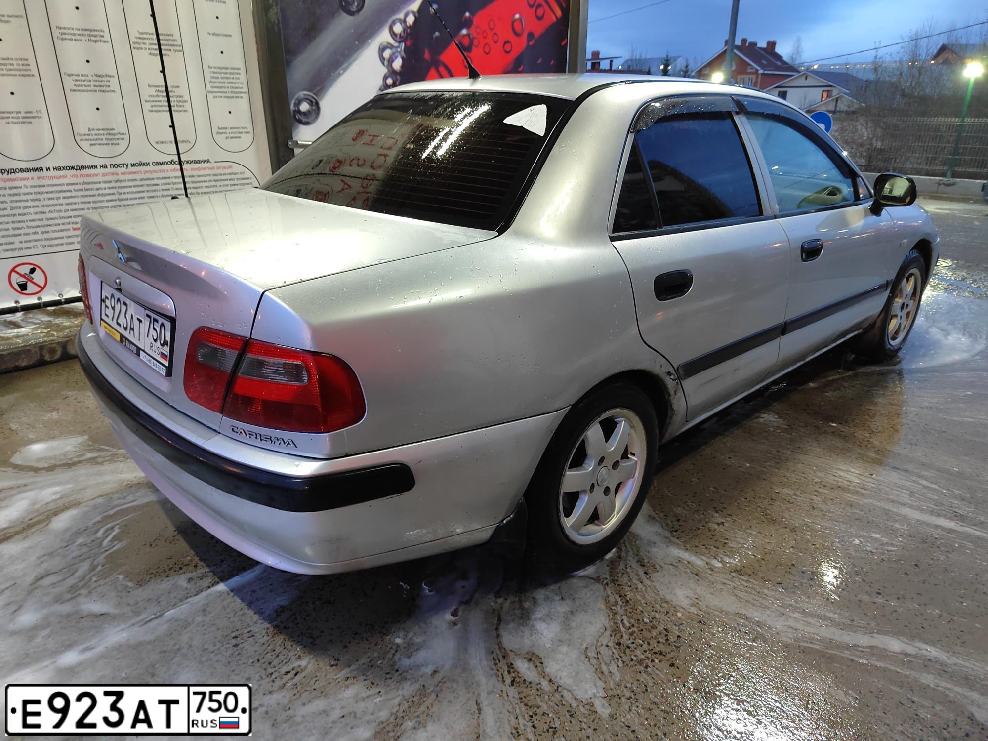 Фото автомобиля MITSUBISHI CARISMA, 2002 — госномер Е923АТ750. Цвет: Серый