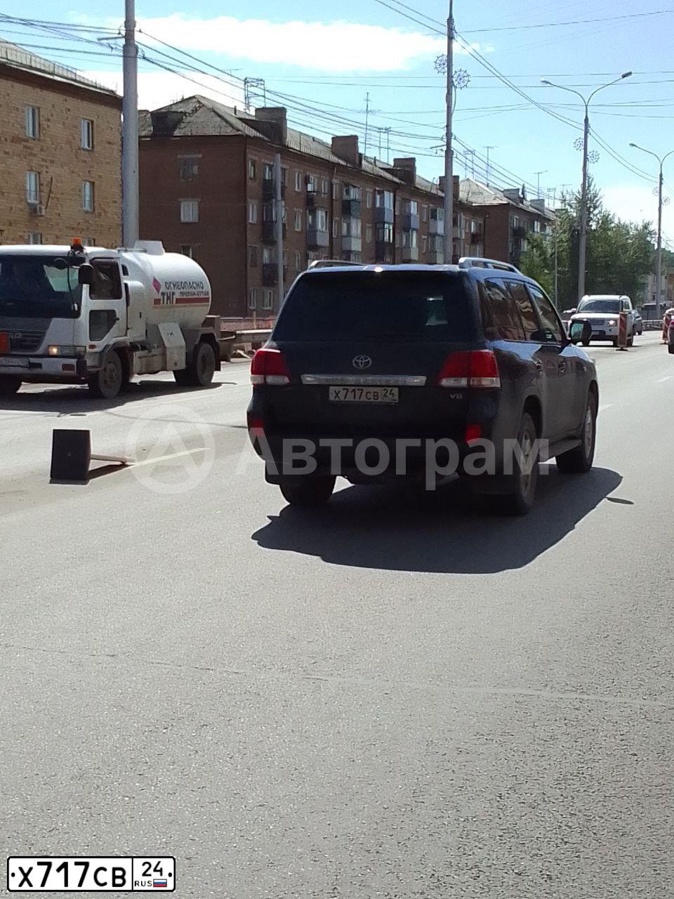 Фото автомобиля TOYOTA LANDCRUISER 200, 2011 — госномер Х717СВ124. Цвет: ЧЕРНЫЙ