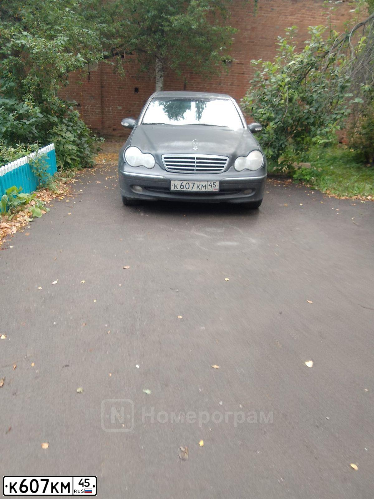 Фото автомобиля MERCEDES C-KLASSE, 2003 — госномер К607КМ45. Цвет: ЧЕРНЫЙ