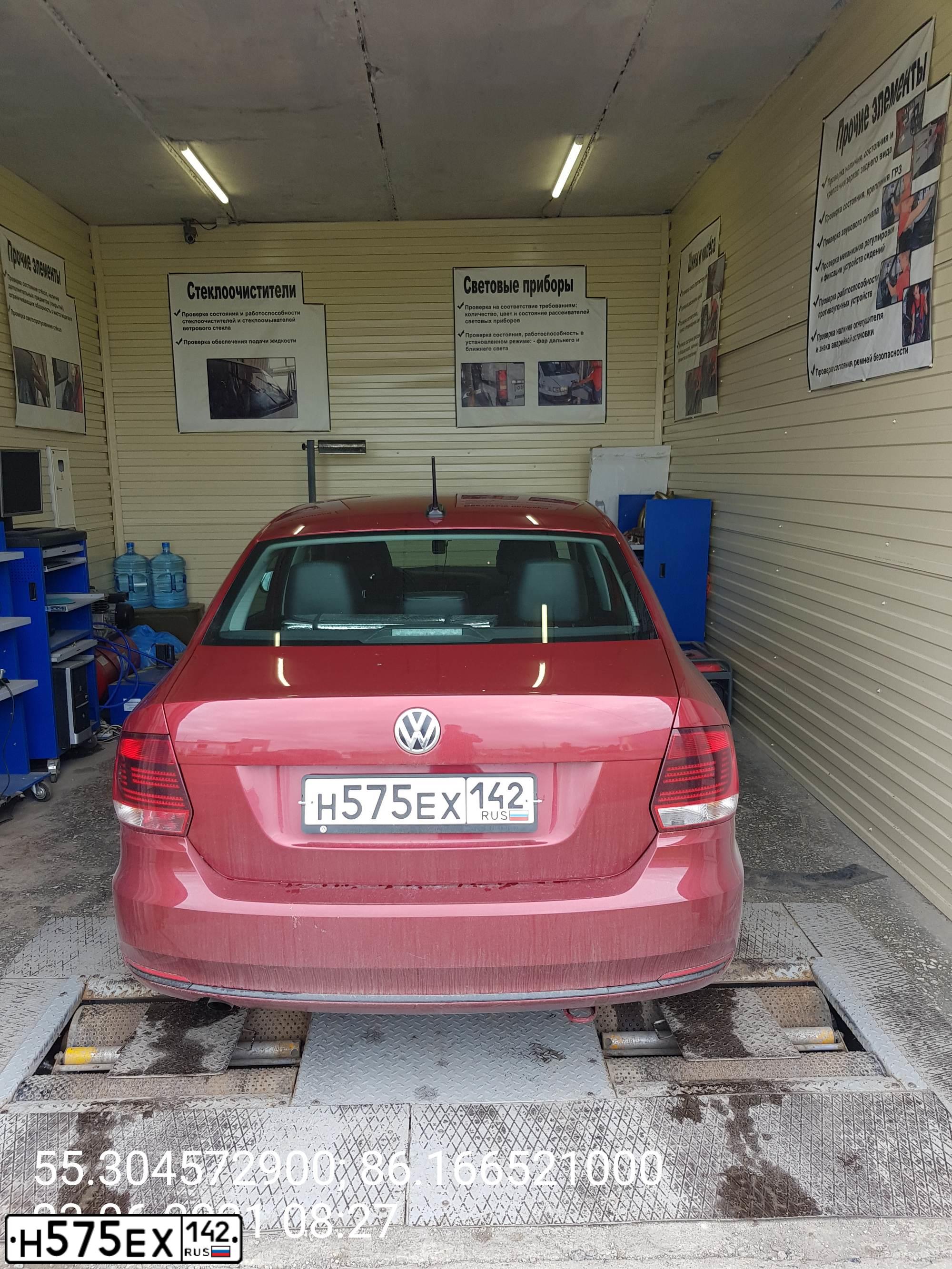 Фото автомобиля VOLKSWAGEN POLO, 2017 — госномер Н575ЕХ142. Цвет: ВИШНЕВО-КРАСНЫЙ