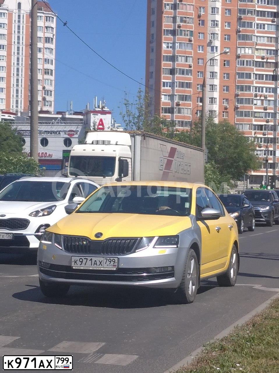 Фото автомобиля SKODA OCTAVIA, 2017 — госномер Т360УМ790. Цвет: ЖЕЛТЫЙ