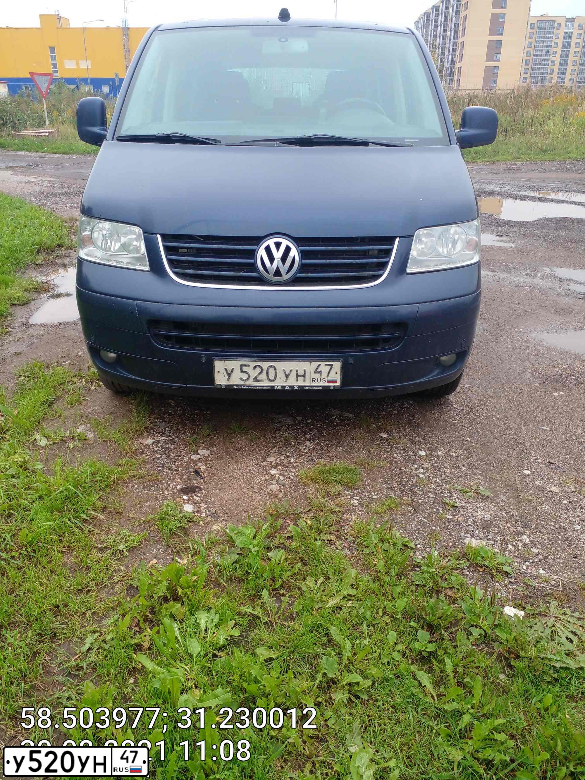 Фото автомобиля VOLKSWAGEN MULTIVAN, 2008 — госномер Е116ХХ53. Цвет: синий