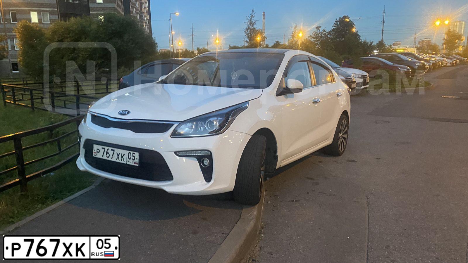 Фото автомобиля KIA RIO, 2018 — госномер Р767ХК05. Цвет: Белый