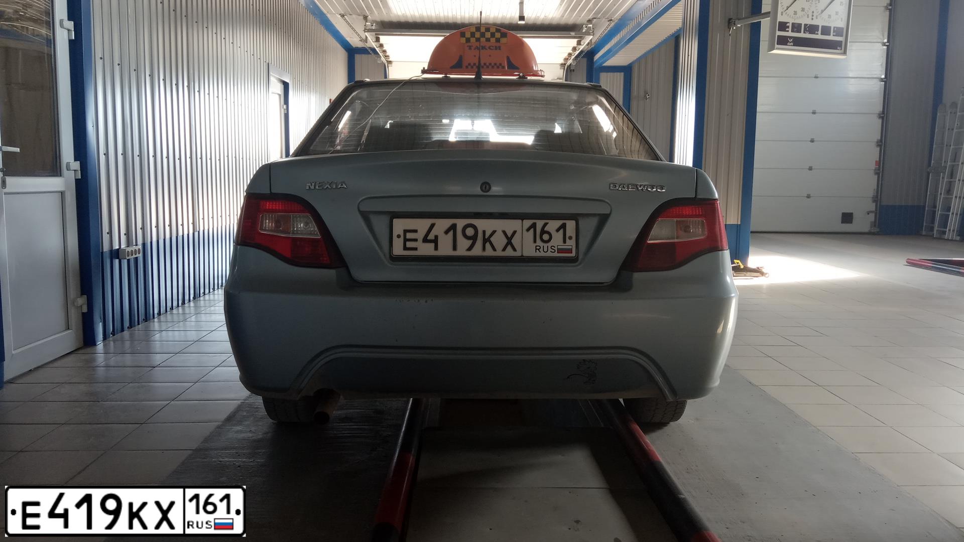 Фото автомобиля DAEWOO NEXIA, 2010 — госномер Е419КХ161. Цвет: СЕРО-ПЕРЛАМУТРОВЫЙ