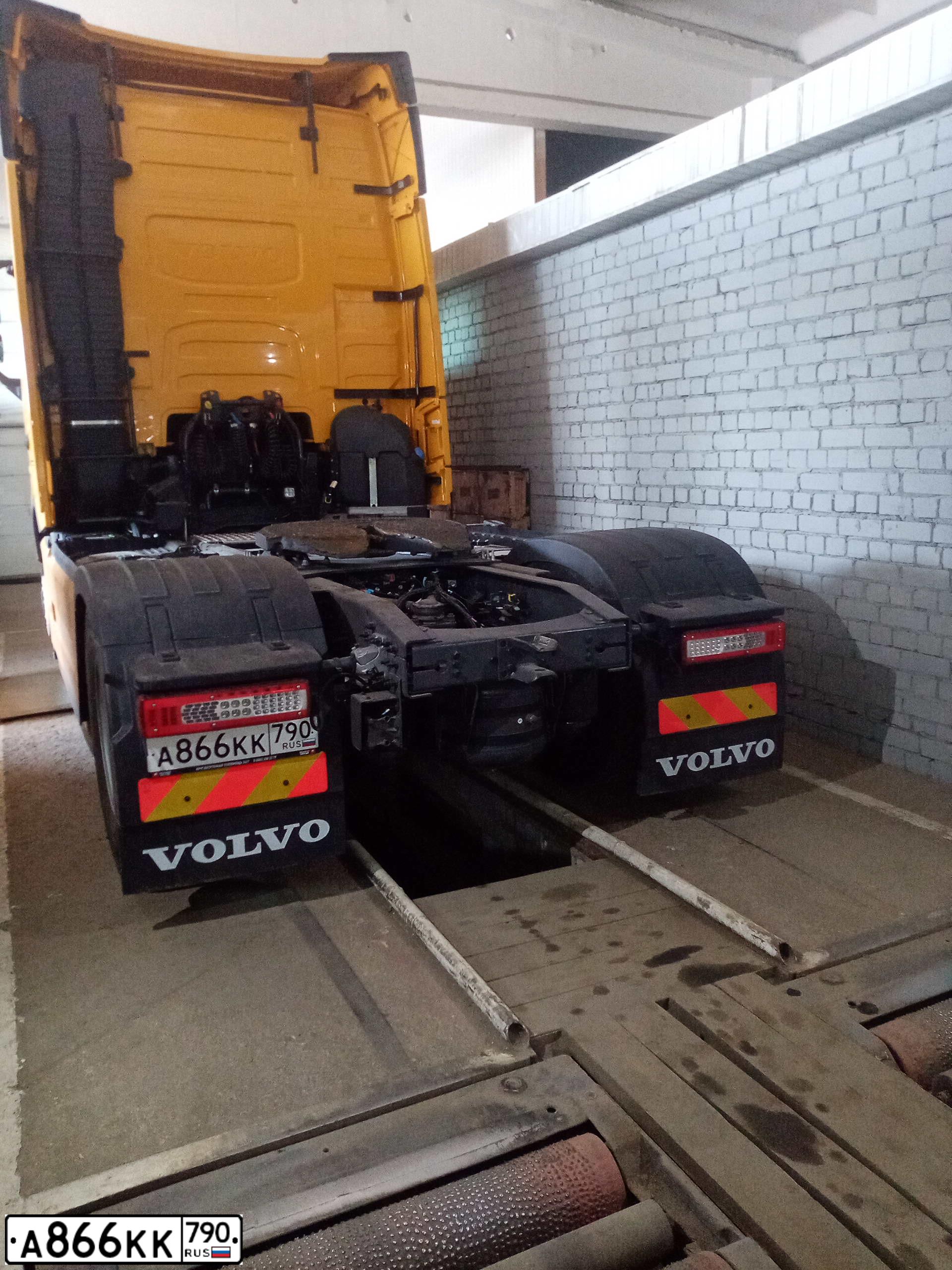 Фото автомобиля VOLVO FH-TRUCK 4X2, 2021 — госномер А866КК790. Цвет: ЖЕЛТЫЙ