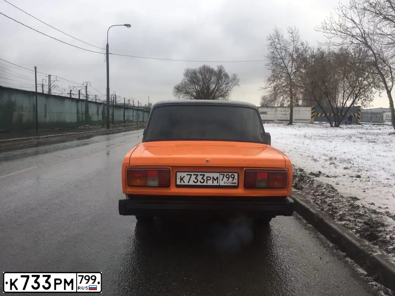 Фото автомобиля LADA 2105 LADA, 1998 — госномер К733РМ799. Цвет: Оранжевый-Черный