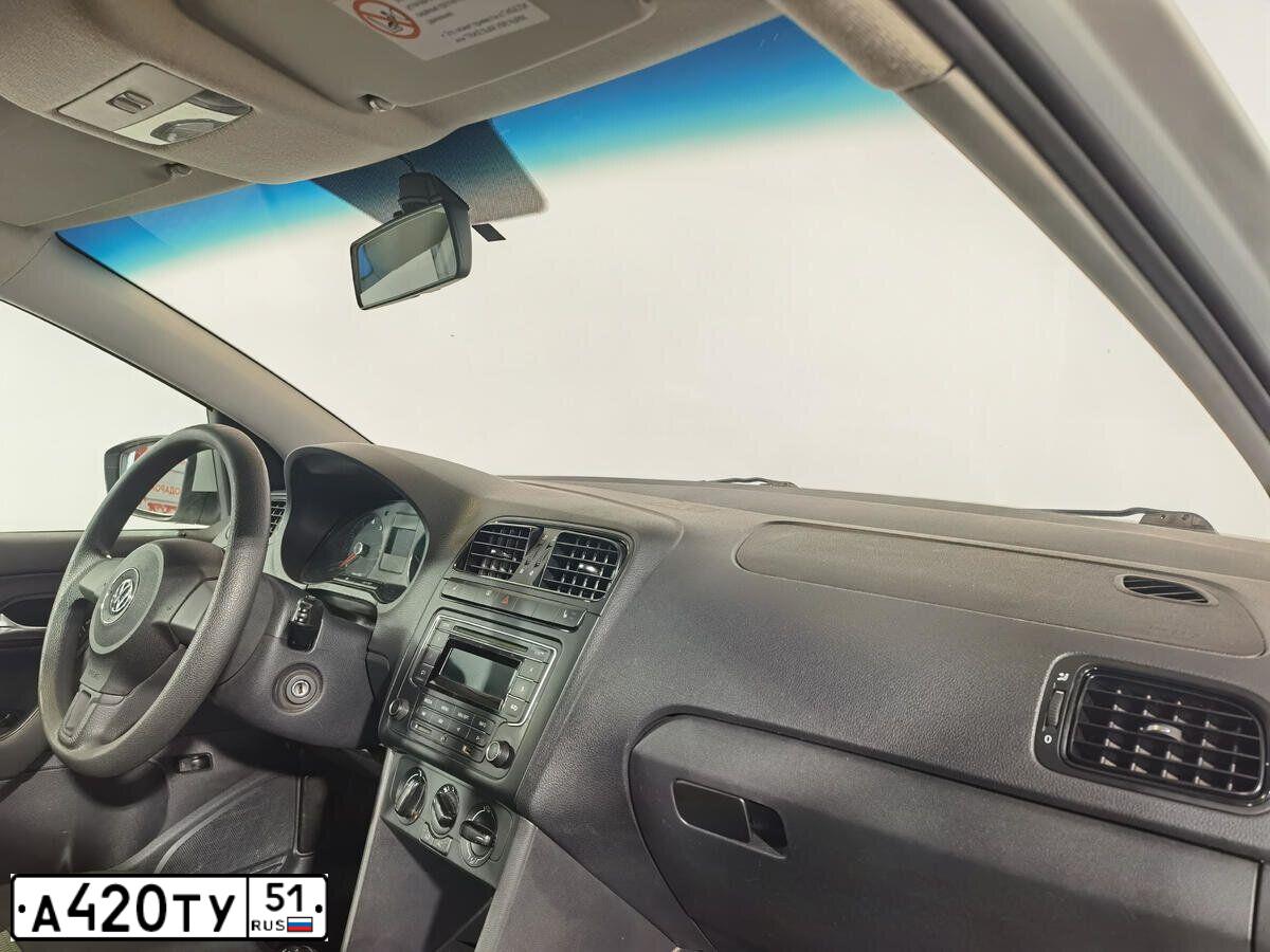 Фото автомобиля VOLKSWAGEN POLO, 2013 — госномер Х855ЕХ47. Цвет: Серебристо-Желтый
