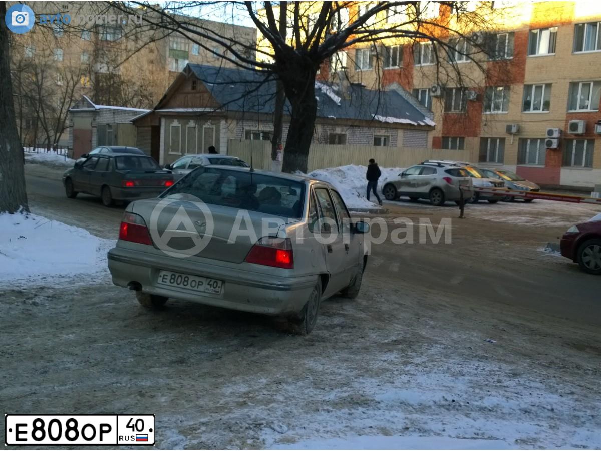 Фото автомобиля DAEWOO NEXIA, 2006 — госномер Е808ОР40. Цвет: СЕРЕБРИСТЫЙ