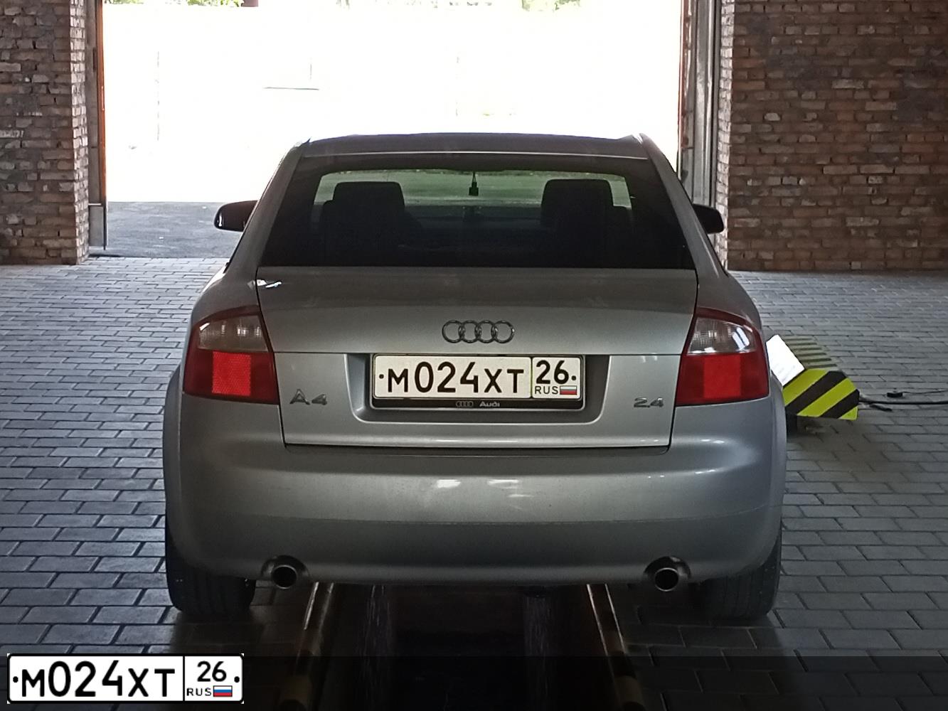 Фото автомобиля AUDI A4, 2003 — госномер О430ОВ67. Цвет: БЕЛЫЙ СЕРЕБРИСТ