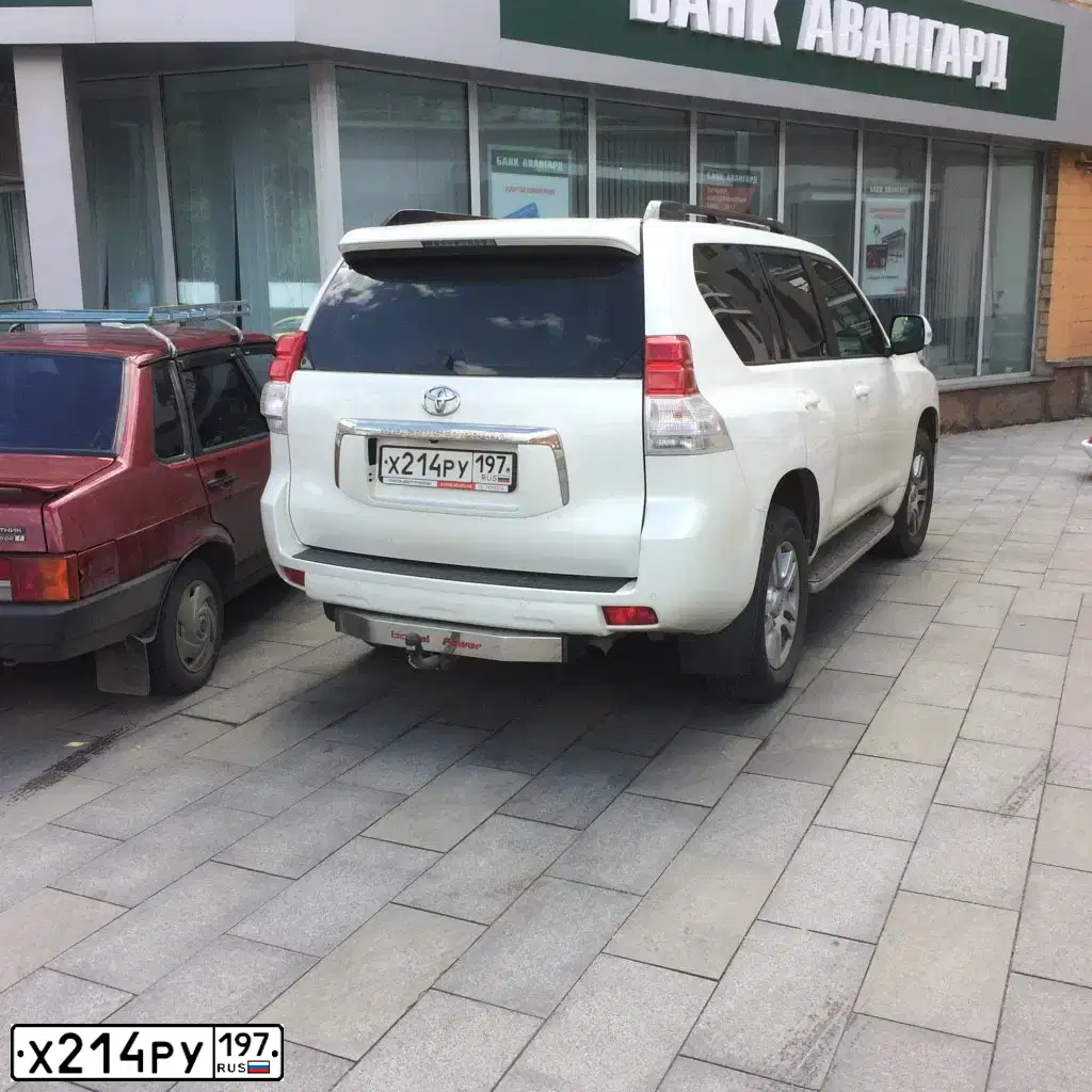 Фото автомобиля TOYOTA LANDCRUISER, 2011 — госномер Х214РУ197. Цвет: БЕЛЫЙ