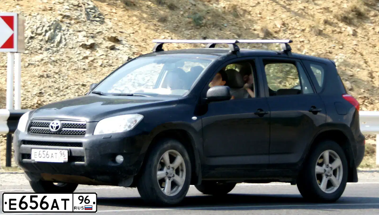 Фото автомобиля TOYOTA RAV4, 2006 — госномер Е656АТ96. Цвет: ЧЕРНЫЙ