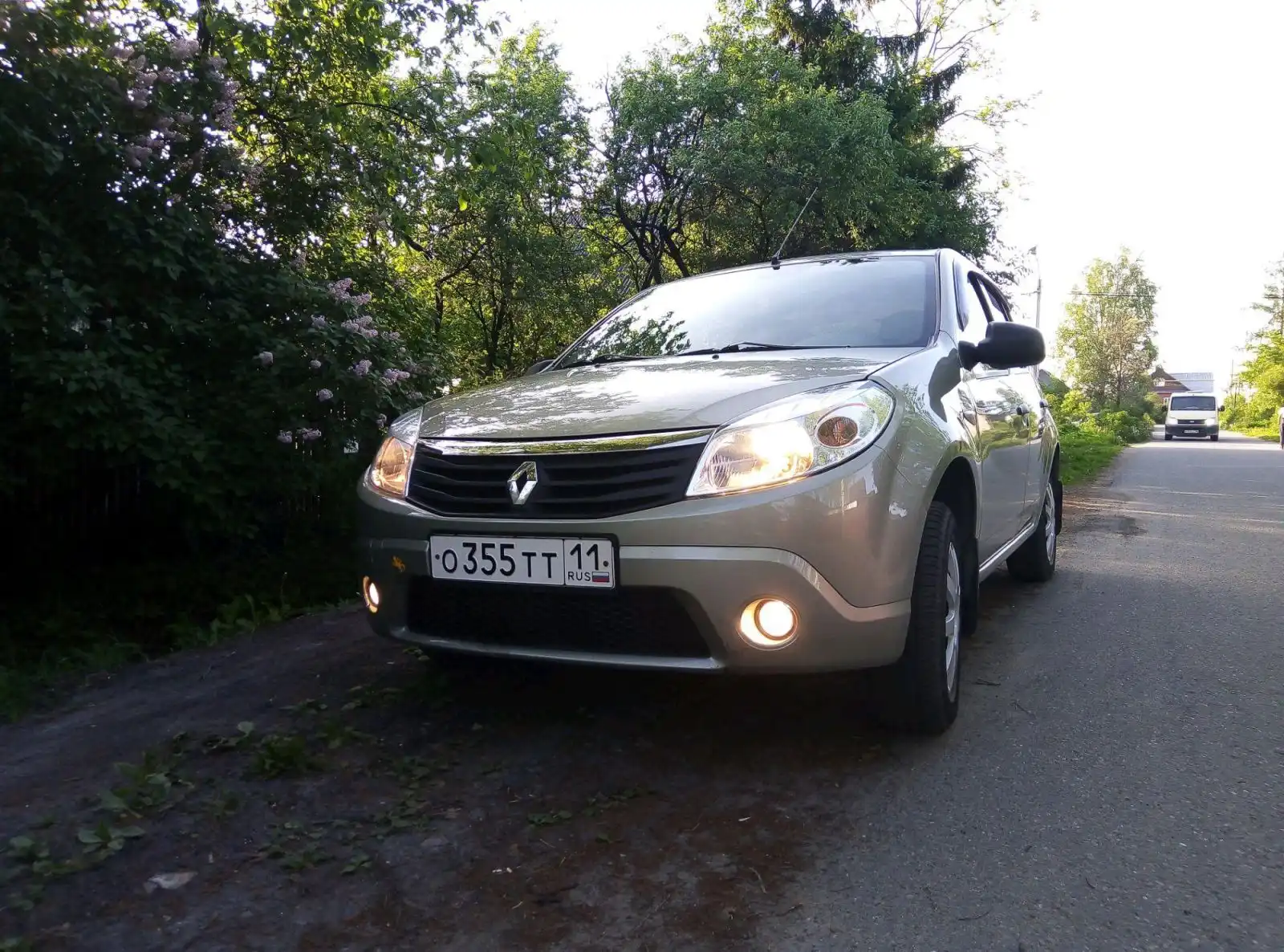 Фото автомобиля RENAULT SANDERO, 2013 — госномер О355ТТ11. Цвет: БЕЖЕВЫЙ