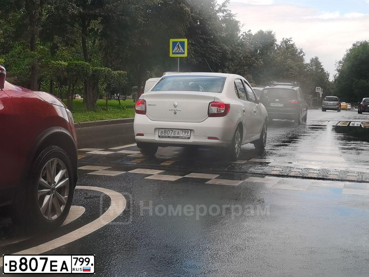 Фото автомобиля RENAULT LOGAN, 2018 — госномер Р391ВТ32. Цвет: Белый