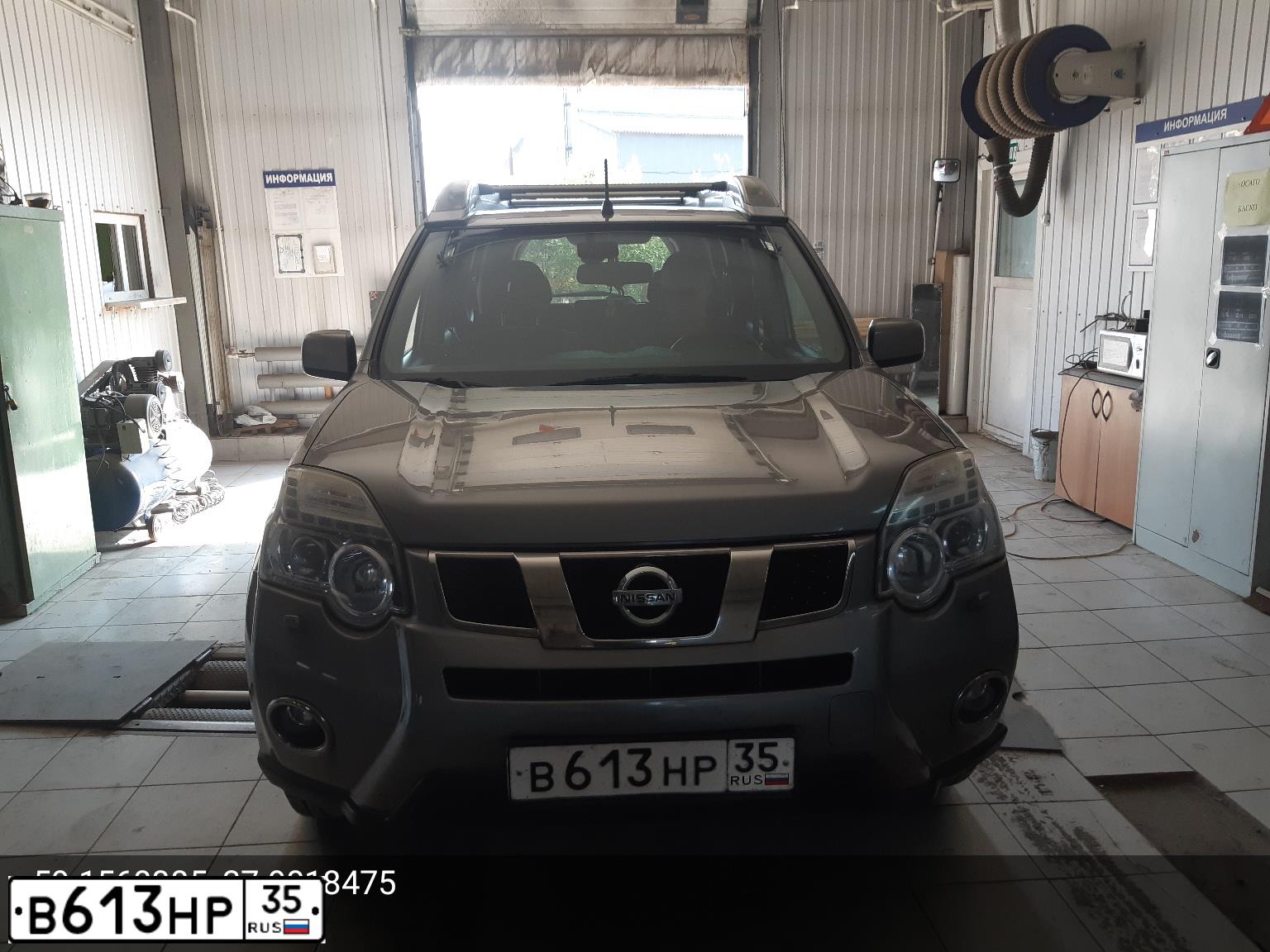 Фото автомобиля NISSAN X-TRAIL, 2011 — госномер В613НР35. Цвет: СЕРЫЙ