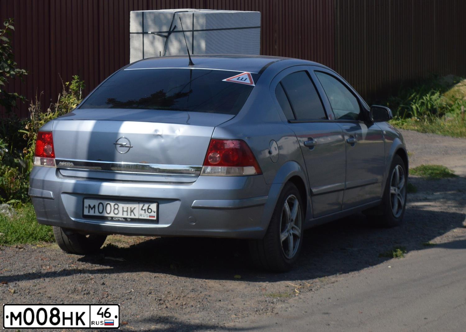 Фото автомобиля OPEL ASTRA, 2008 — госномер М008НК46. Цвет: СЕРЫЙ