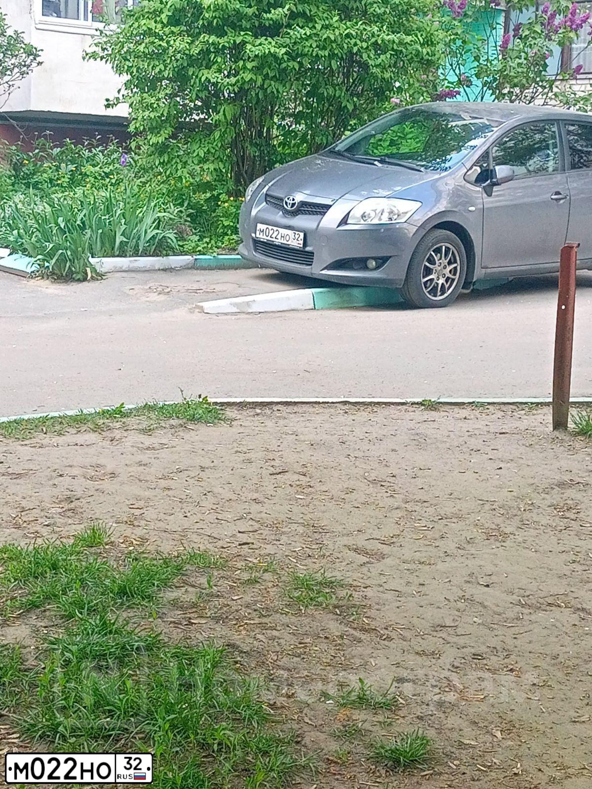 Фото автомобиля TOYOTA AURIS, 2008 — госномер М022НО32. Цвет: СЕРЫЙ
