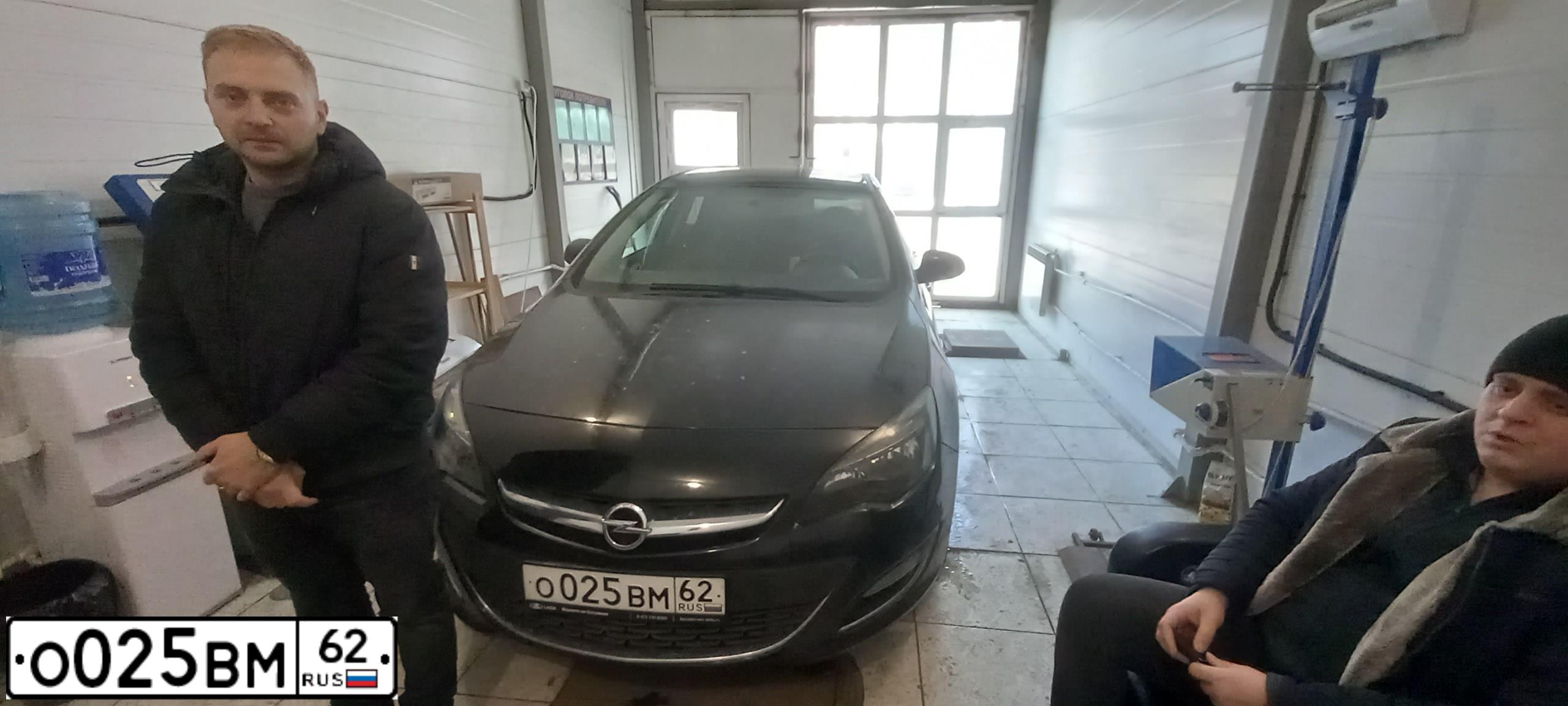 Фото автомобиля OPEL ASTRA, 2014 — госномер О025ВМ62. Цвет: ЧЕРНЫЙ МЕТАЛЛИК