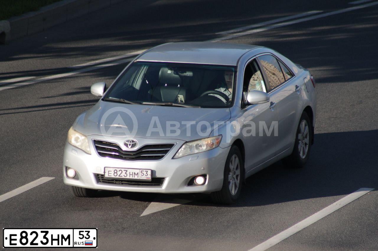 Фото автомобиля TOYOTA CAMRY, 2010 — госномер Е823НМ53. Цвет: СЕРЕБРИСТЫЙ