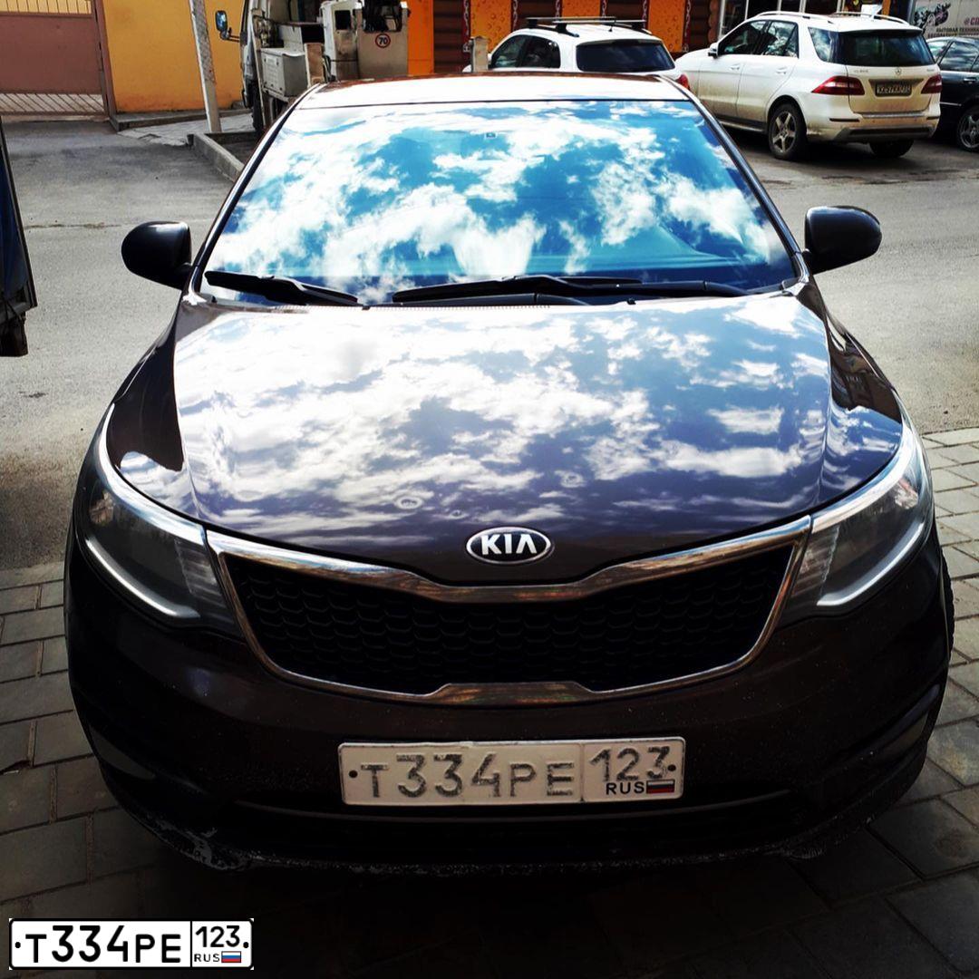 Фото автомобиля KIA RIO, 2015 — госномер Т334РЕ123. Цвет: Коричневый