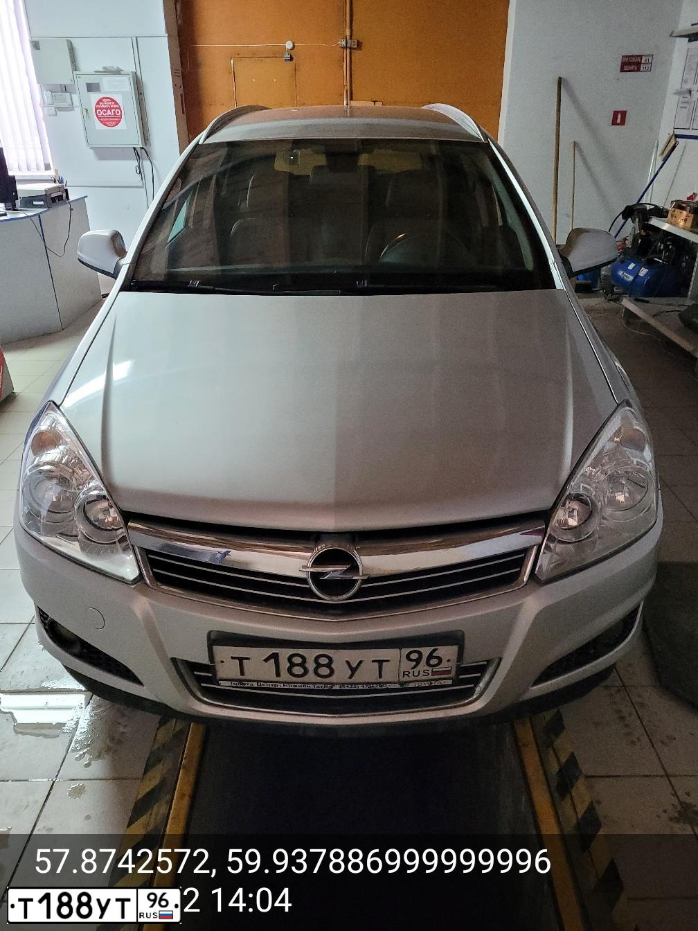Фото автомобиля OPEL ASTRA, 2011 — госномер Т188УТ96. Цвет: Серебристый