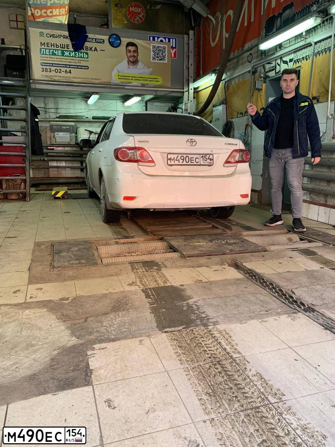 Фото автомобиля TOYOTA COROLLA, 2012 — госномер М490ЕС154. Цвет: Белый