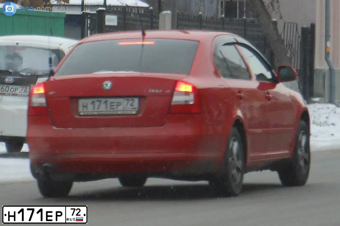 Фото автомобиля SKODA KAROQ, 2020 — госномер Н171ЕР72. Цвет: Коричневый